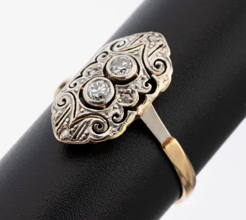 Bague diamant en or 14 kt, vers 1910, or 585/000, tête de bague ajourée, côté face