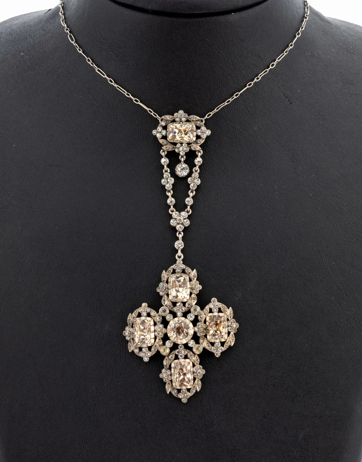 Collier, USA ca. 1920, metaal, kruisvormige hanger, champagnekleurig en wit