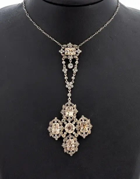 Collier, USA vers 1920, métal, pendentif en croix, couleur champagne et blanc