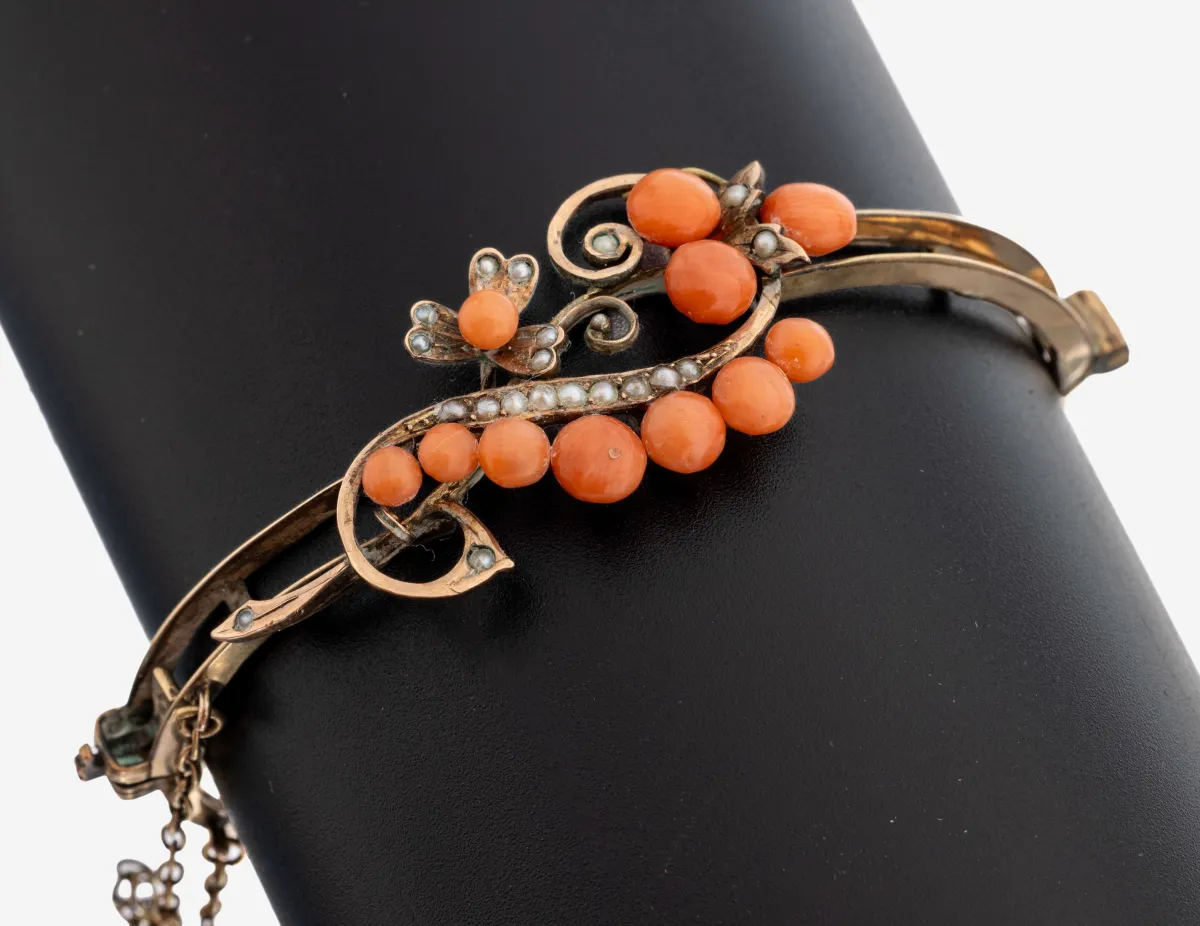 Bracelet corail-perle, vers 1900, métal doré, exécution fine, 11