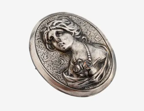Broche, probablement Angleterre, vers 1900, cuivre argenté, forme ovale, relief avec