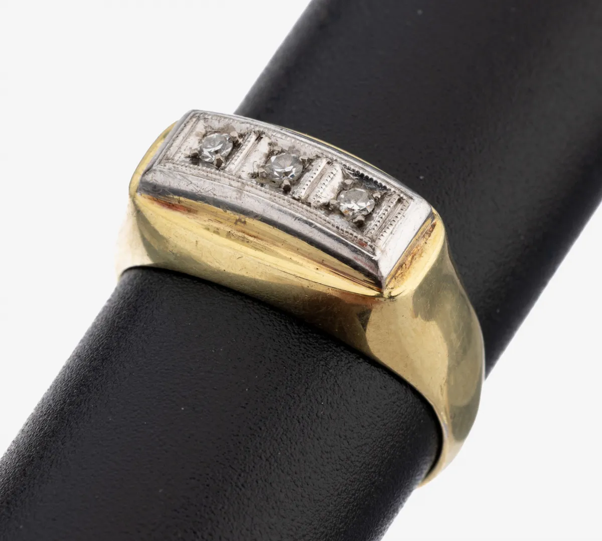 14 kt gold diamond ring, 1950s-60s, yellow/white gold 585/000, 3 small diamonds set in white gold