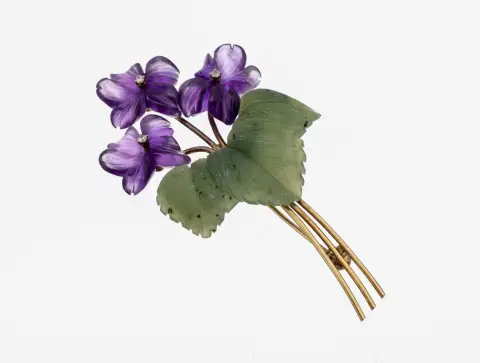 Broche améthyste-néphrite en or 14 kt, années 1950, or jaune 585/000, 3 fleurs taillées