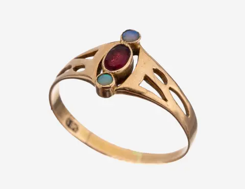 Bague Art nouveau en or 14 kt avec pierre de couleur, vers 1900, 585/000, partiellement ajourée