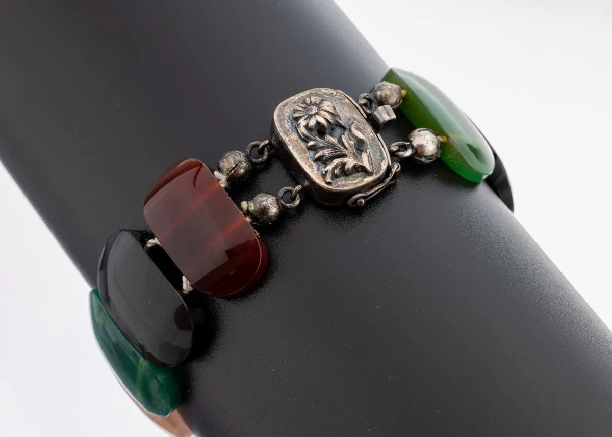 Bracelet en agate, Idar-Oberstein, vers 1920-30, 13 maillons ovales en agate de couleurs diff.