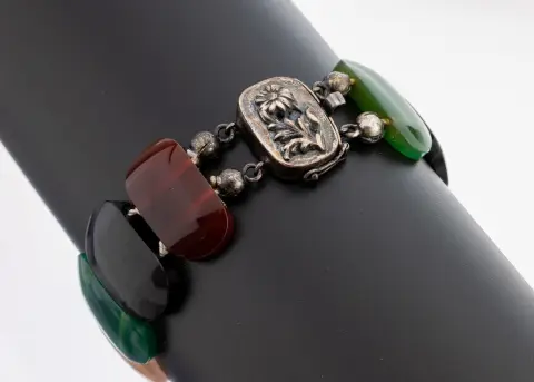 Bracelet en agate, Idar-Oberstein, vers 1920-30, 13 maillons ovales en agate de couleurs diff.