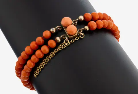 Bracelet en corail, Italie, vers 1900, perles de corail à 2 rangs, diam. env. 4.8-5.2 mm, long. env.