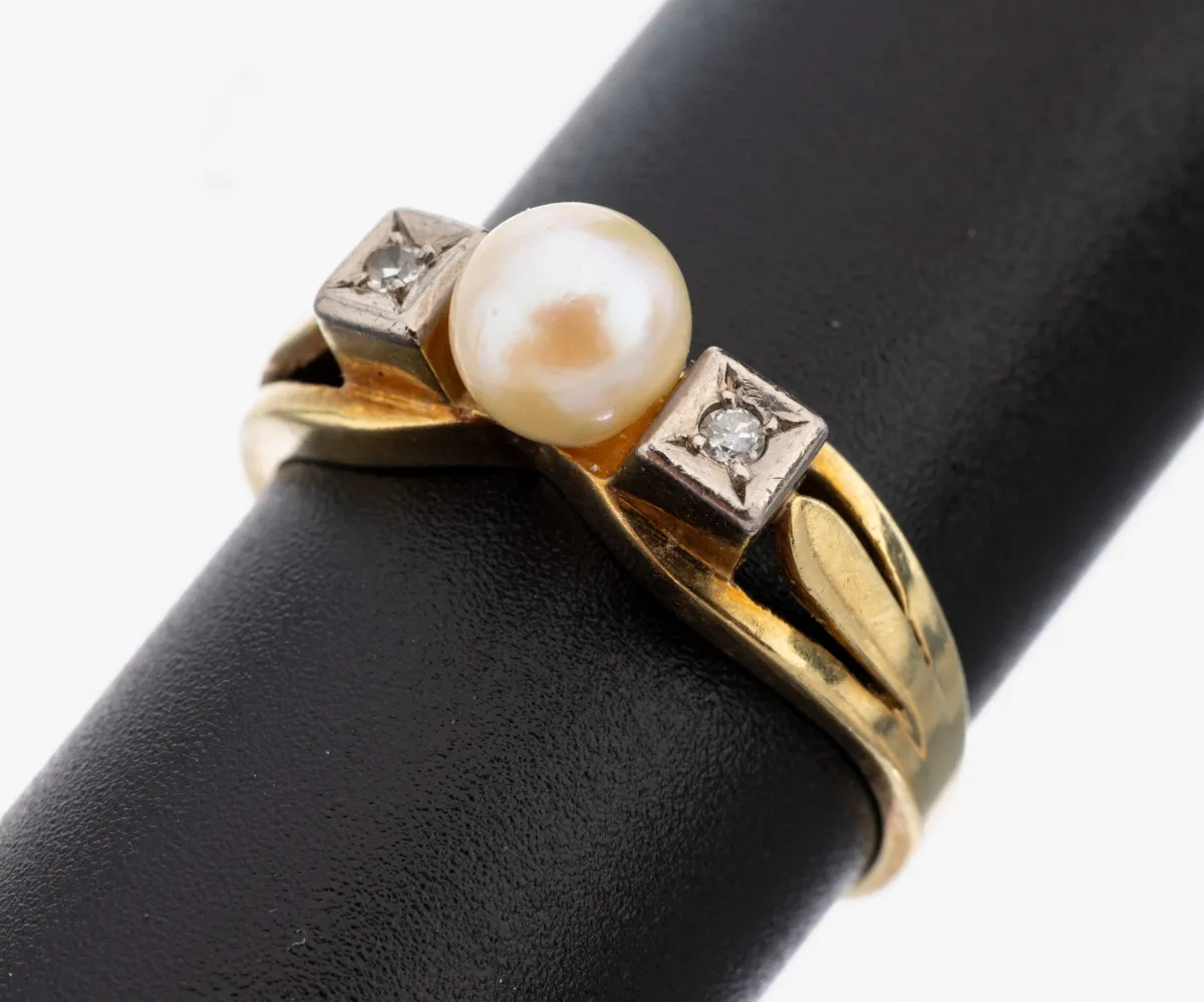 14 kt Gold Perl-Diamant-Ring, 1950er Jahre, GG/WG 585/000, mittig Zuchtperle, D. ca. 5.6