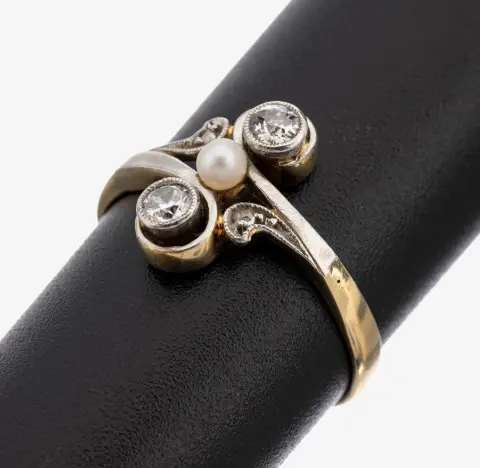 Bague Art nouveau diamant et perle en or 14 kt, vers 1900, or jaune 585/000 poinçonné, face en platine,