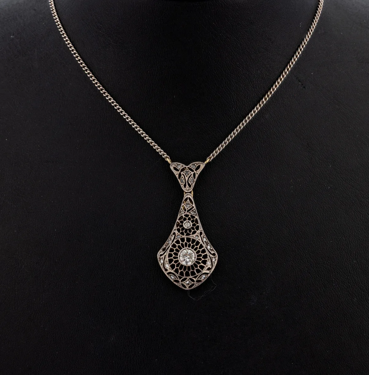 Diamant-Collier, GG 585/000 und Silber gepr., nach älterem Vorbild, Mittelteil
