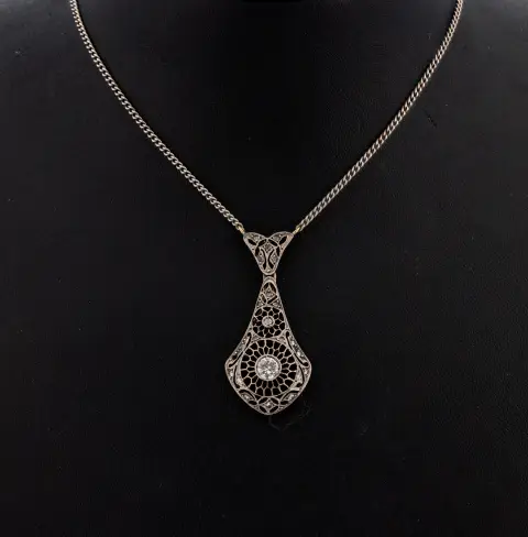 Collier diamant, or jaune 585/000 et argent poinçonné, d'après un modèle ancien, partie centrale