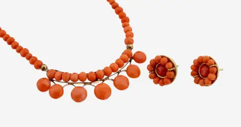 Lot de corail, composé de : 1 collier, L. env. 47 cm, partie centrale avec boutons en corail