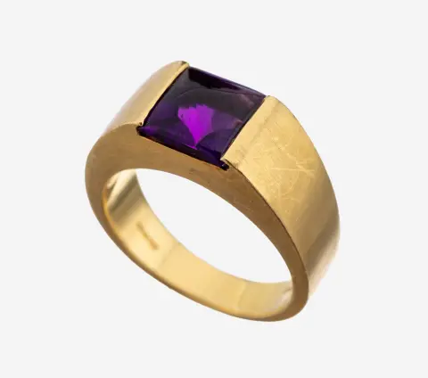 Bague améthyste en or 18 ct, or 750/000, surface satinée, améthyste taille buff top