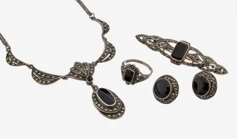 Lot marcassite-onyx, argent 925, composé de : 1 bague, taille 54, 1 paire de boucles d'oreilles, 1
