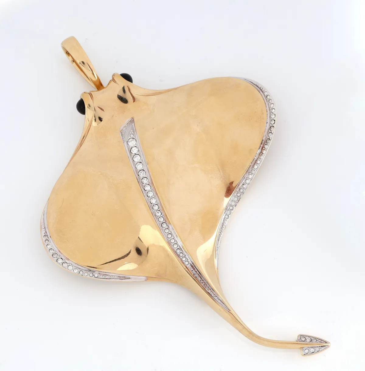 Grand pendentif PIERRE LANG original, métal doré, représentation d'une raie,