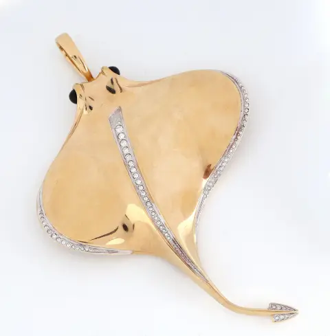 Grand pendentif PIERRE LANG original, métal doré, représentation d'une raie,