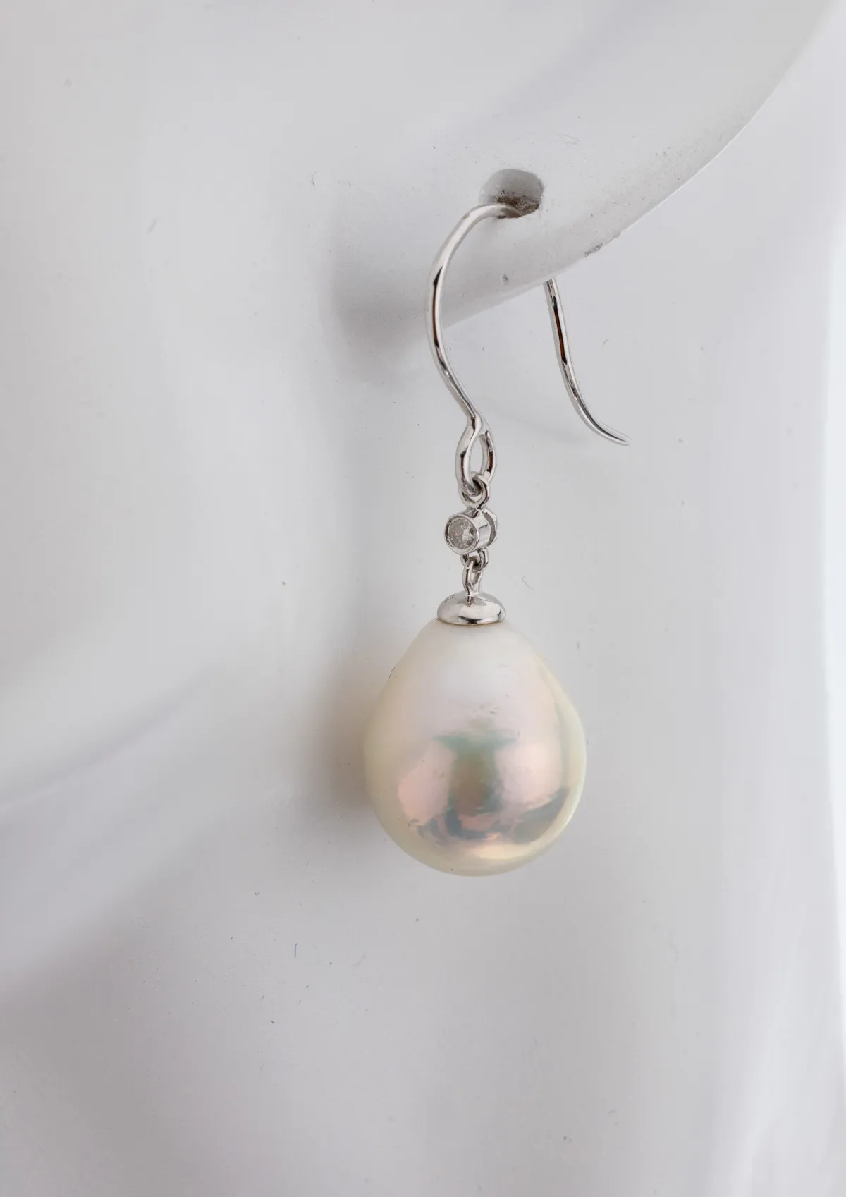 Paire de boucles d'oreilles pendantes STEPHAN HERMANN en or 18 ct, perles et diamants, or blanc 750/000, 2 baroques