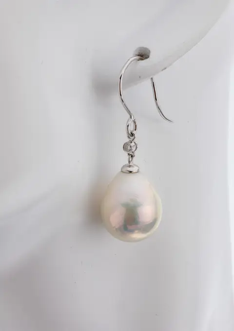 Paire de boucles d'oreilles pendantes STEPHAN HERMANN en or 18 ct, perles et diamants, or blanc 750/000, 2 baroques