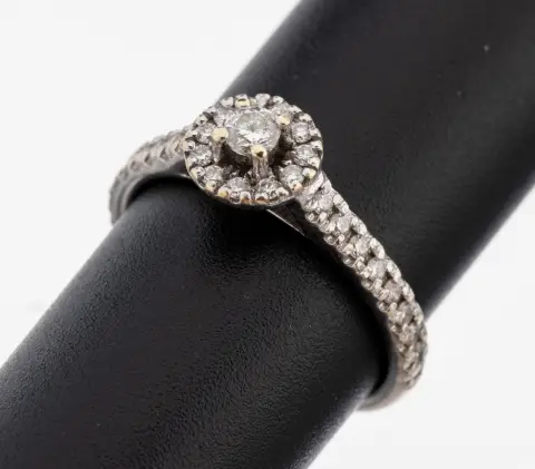 Bague diamantée en or 18 ct, or blanc 750/000, 30 diamants total env. 0.34 ct blanc/si-p, taille 52,