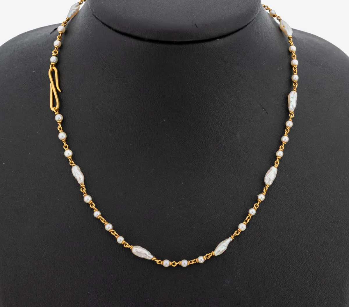 Collier de perles en or 18 ct, or jaune 750/000, alternant perles rondes et baroques