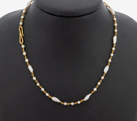 Collier de perles en or 18 ct, or jaune 750/000, alternant perles rondes et baroques