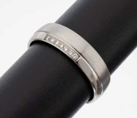 Bague diamant en platine, Pt 600/000, satiné et poli, 7 diamants total env. 0,07 ct fins