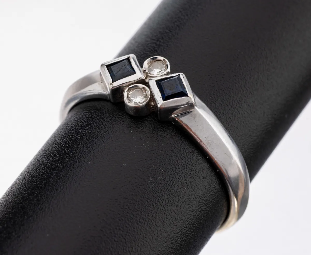 14 kt gouden saffier-diamant ring, witgoud 585/000, geometrisch design, 2 kleine saffier vierkantjes