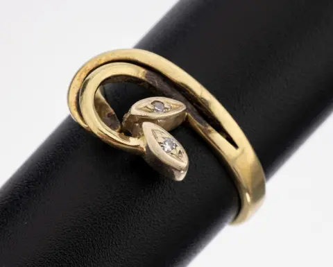 14 kt gouden diamant ring, geelgoud 585/000, abstracte tweekoppige slang, 2 kleine
