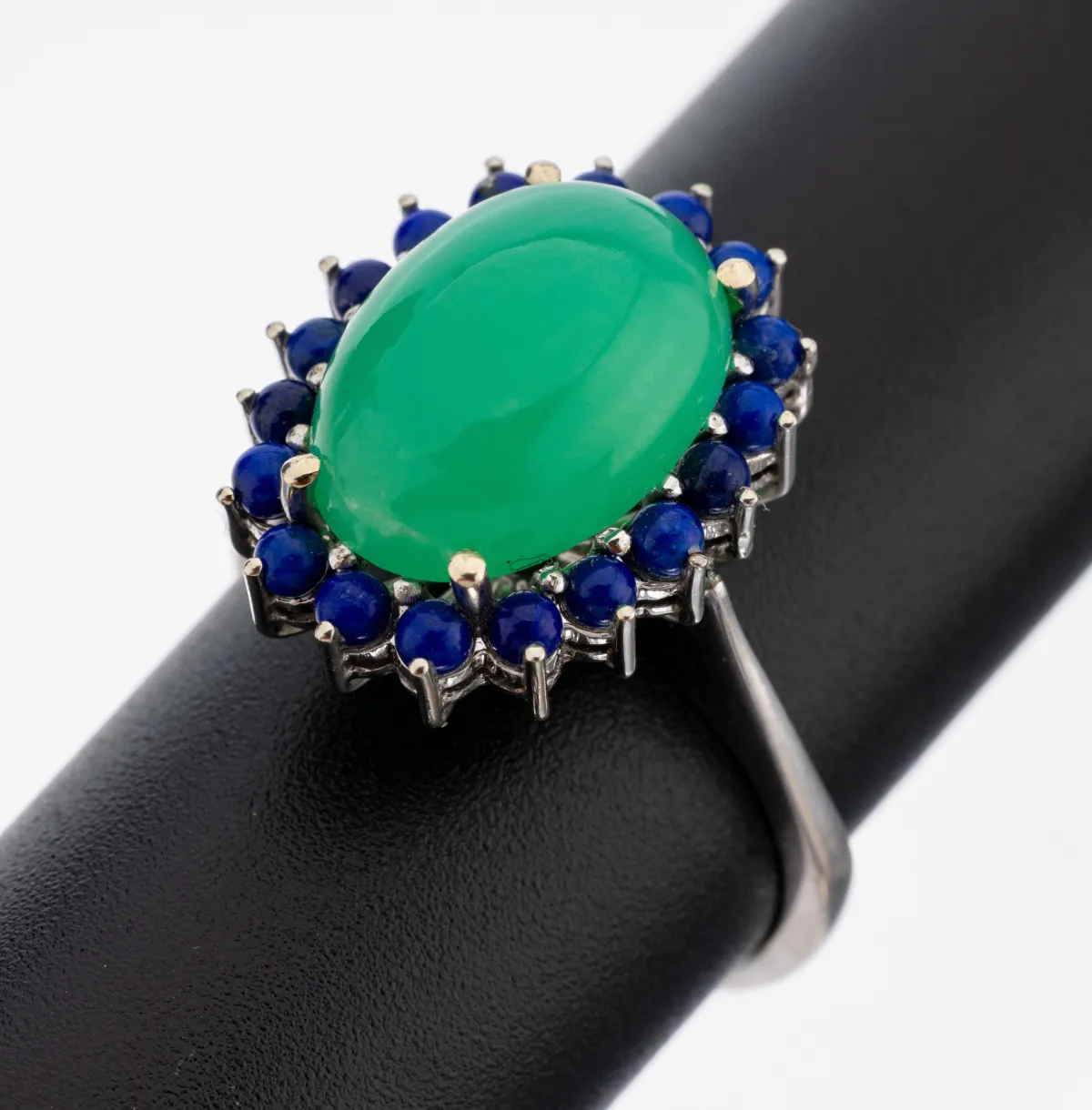 14 kt gouden chrysopraas-lapis lazuli ring, WG 585/000 getest, ovale chrysopraas cabochon