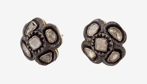 Paar diamanten oorbellen, zwart en verguld zilver, abstracte bloemvorm, 10