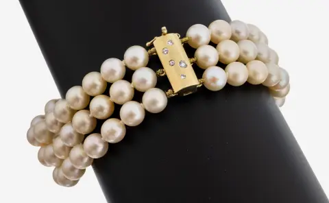 Parelsnoer armband met 14 kt gouden briljant sluiting, geelgoud 585/000, 3-rijige Akoya cultuurparels
