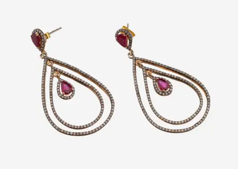 Paar robijn-diamant oorbellen, zilver zwart gemaakt en verguld, druppelvormige hangers