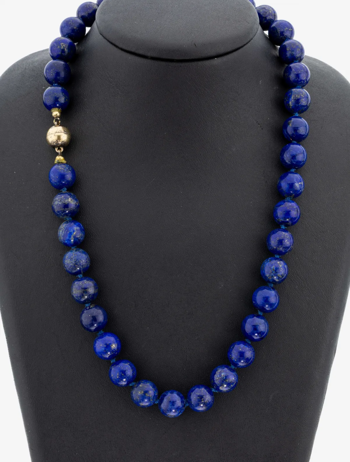 Lapislazuli-Collier, Kugeln mit Pyrit- Einschlüssen, D. ca. 12 mm, einzeln geknotet,