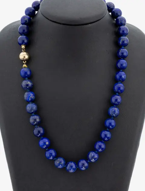 Lapis lazuli ketting, kralen met pyrietinsluitsels, diameter ca. 12 mm, individueel geknoopt