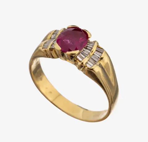 18 kt goud robijn-diamant ring, goud 750/000, centraal verhoogd gezette ovaal gefacetteerde robijn