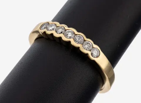 14 kt goud diamant ring, GG 585/000, eenvoudig design, 7 diamanten totaal ca. 0.35 ct