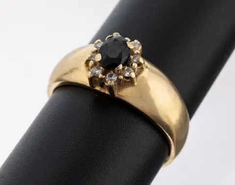 14 kt goud saffier-briljant ring, GG 585/000, centraal ovaal gefacetteerde saffier ca. 0.50 ct, 8