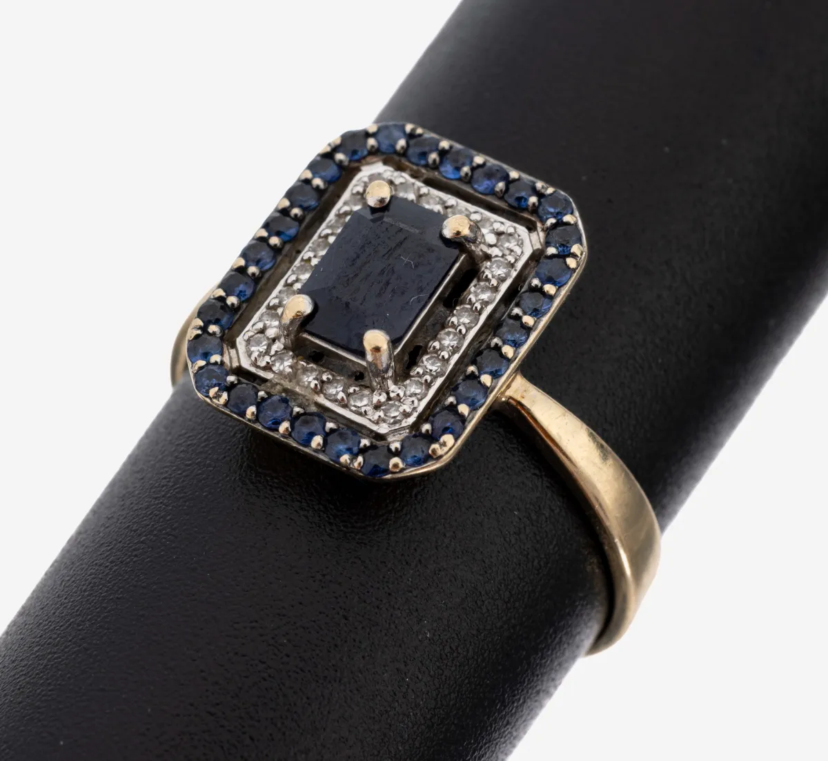 18 kt goud saffier-diamant ring, geelgoud 750/000, centraal verhoogd gezette saffier in smaragd