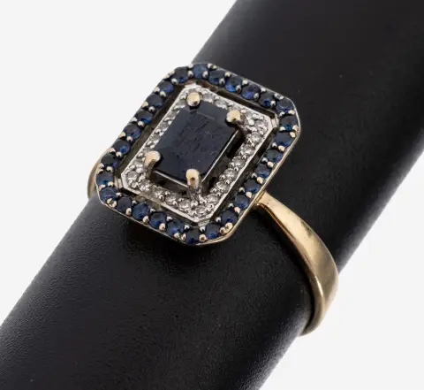 18 kt goud saffier-diamant ring, geelgoud 750/000, centraal verhoogd gezette saffier in smaragd