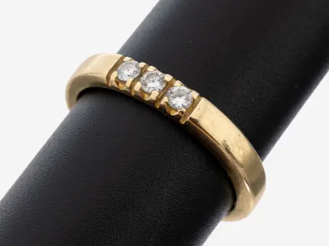 14 kt goud briljant ring, geelgoud 585/000, 3 briljanten tot. ca. 0.15 ct wit/si, maat 59