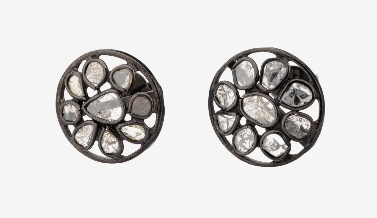 Paire de puces d'oreilles diamant, argent noirci, rondes, ajourées, 18 diamants roses