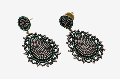 Paar diamant-smaragd oorknoppen, zwart gemaakt en verguld zilver, prachtig, ca. 600 8/8
