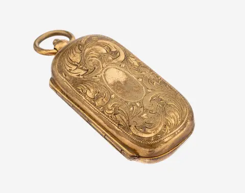 Munthouder, circa 1900, verguld metaal, ovale vorm, rococo decor, binnen vakjes voor 2