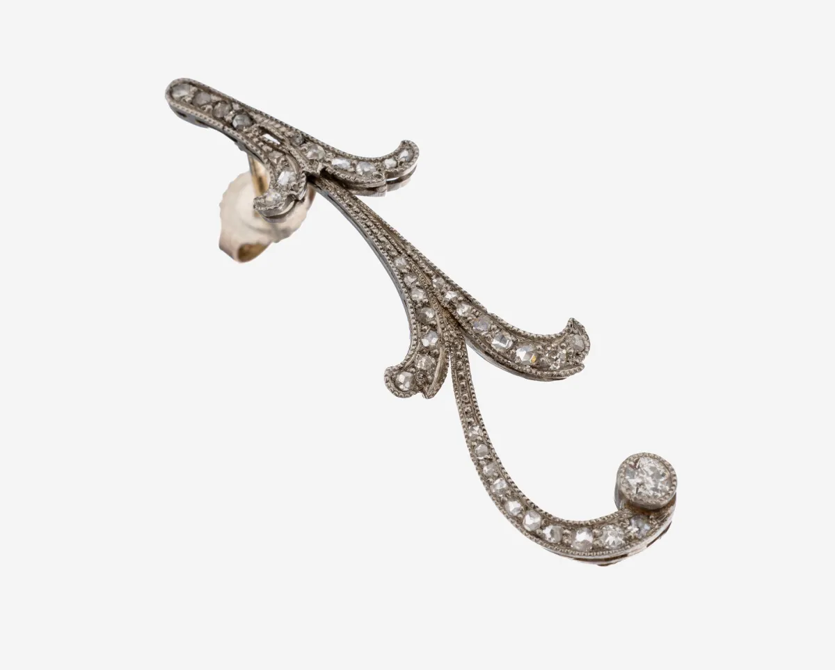 Boucle d'oreille diamant en or 14 kt, vers 1930, or gris 585/000 poinçonné, forme courbe