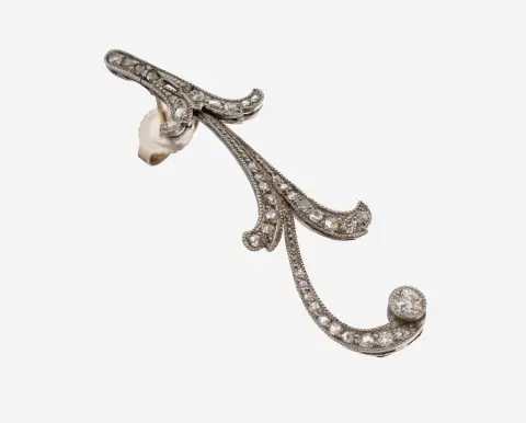 Enkele 14 kt gouden diamanten oorknop, circa 1930, WG 585/000 gekeurd, gebogen