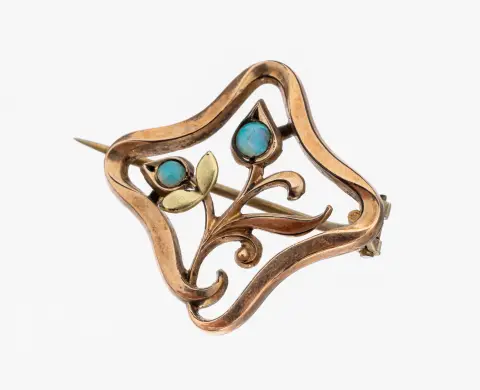 Jugendstil opaalbroche, circa 1900, verguld metaal, floraal decor, 2 kleine ronde opalen