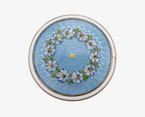 Emaille broche, circa 1900, gestempeld zilver, rond, lichtblauw transparant emaille op