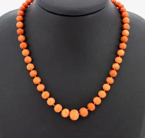 Koralen collier, Italië, circa 1900, koralen kralen in verloop, D. ca. 4.6-10.4 mm,