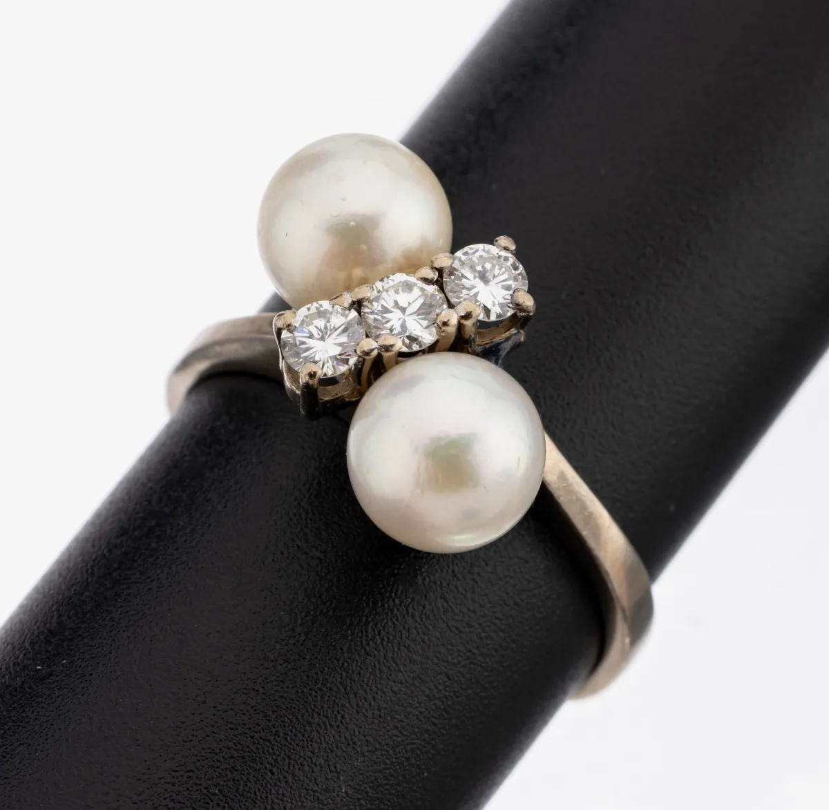 14 kt Gold Perl-Brillant-Ring, WG 585/000, 2 Zuchtperlen, D. ca. 7.4 mm, mittig 3