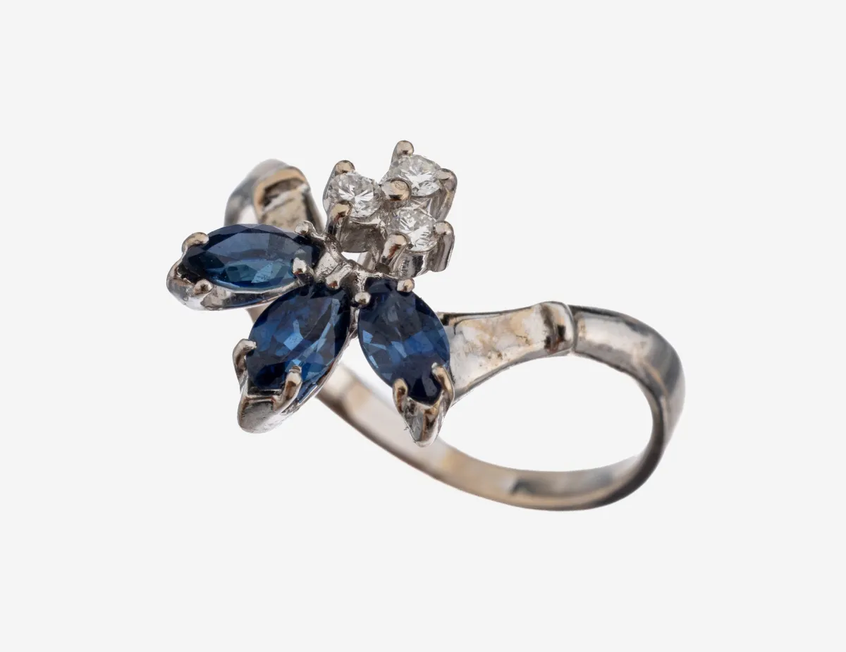 18 kt Gold Saphir-Brillant-Ring, WG 750/000, 3 Saphir-Navettes zus. ca. 0.30 ct, 3